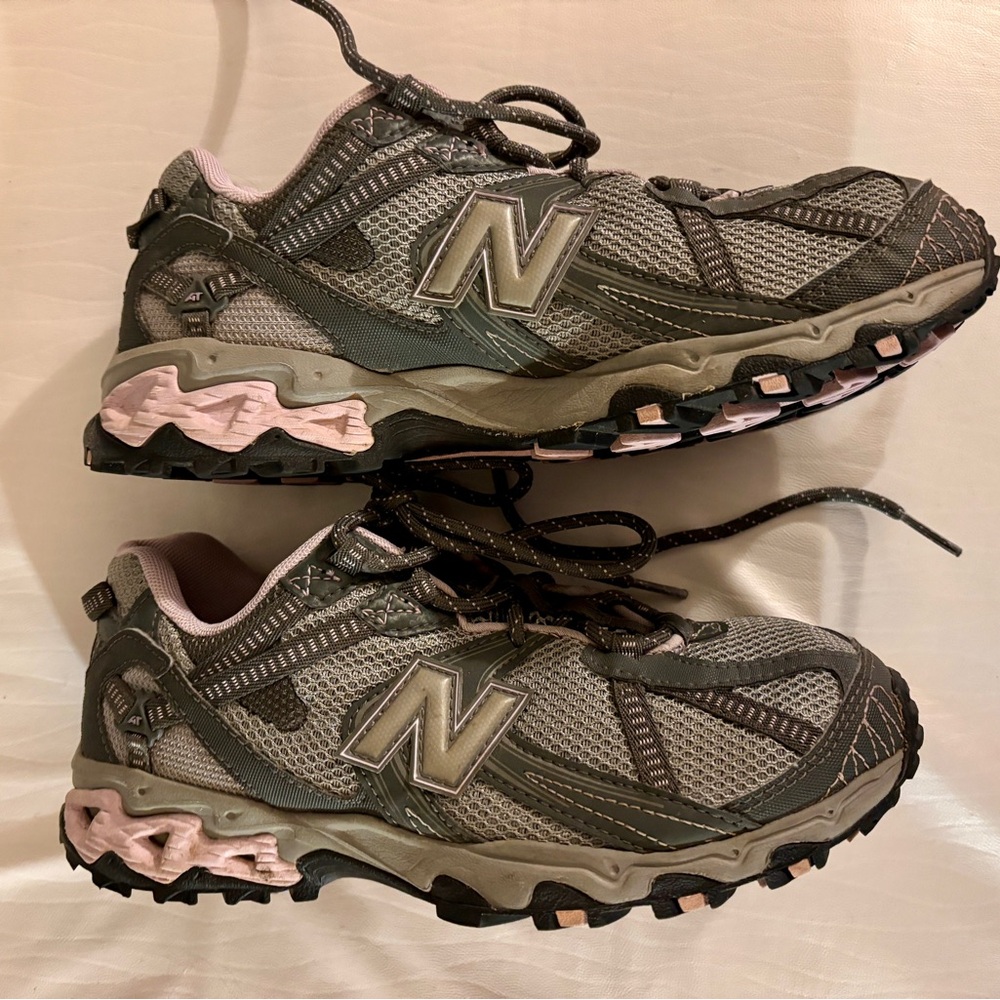 Women's New Balance 572 All Terrain Hiking Low Top Sneakers Lace Up Size 7 B!